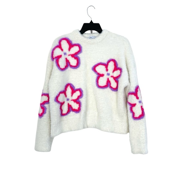 Bershka Fluffy Floral Logo Sweater in White - Picture 5 of 11